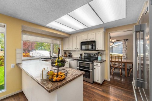 51 Midvalley Crescent Se, Calgary, AB - Indoor Photo Showing Kitchen