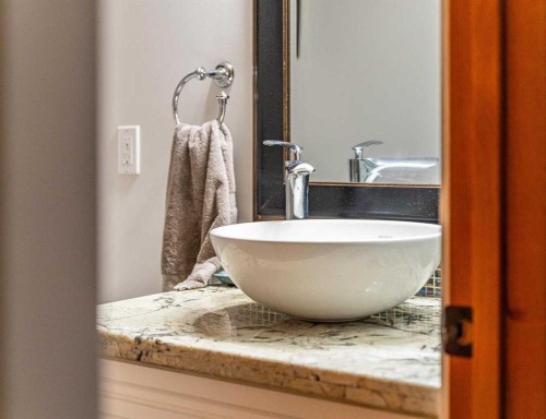 51 Midvalley Crescent Se, Calgary, AB - Indoor Photo Showing Bathroom