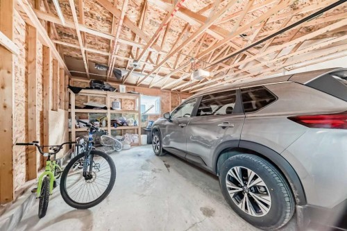 140 Howse Avenue Ne, Calgary, AB - Indoor Photo Showing Garage
