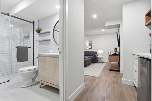 648 Walden Drive Se, Calgary, AB - Indoor Photo Showing Bathroom