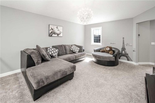 85 Legacy Glen View Se, Calgary, AB - Indoor Photo Showing Living Room