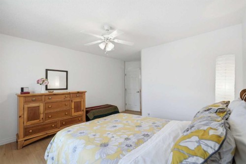 18 Varsity Estates Park Nw, Calgary, AB - Indoor Photo Showing Bedroom
