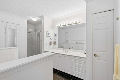 18 Varsity Estates Park Nw, Calgary, AB - Indoor Photo Showing Bathroom