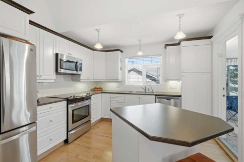 18 Varsity Estates Park Nw, Calgary, AB - Indoor Photo Showing Kitchen With Stainless Steel Kitchen With Double Sink With Upgraded Kitchen