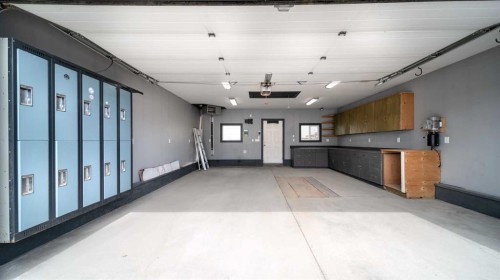 367 Copperfield Heights Se, Calgary, AB - Indoor Photo Showing Garage