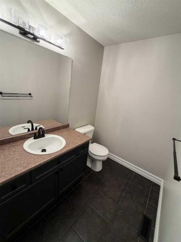 32 Carriere Crescent, Beaumont, AB - Indoor Photo Showing Bathroom