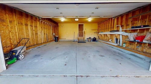 32 Carriere Crescent, Beaumont, AB - Indoor Photo Showing Garage