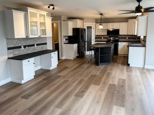 32 Carriere Crescent, Beaumont, AB - Indoor Photo Showing Kitchen