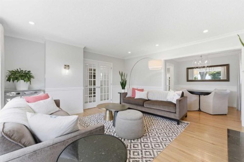 128 78 Avenue Se, Calgary, AB - Indoor Photo Showing Living Room