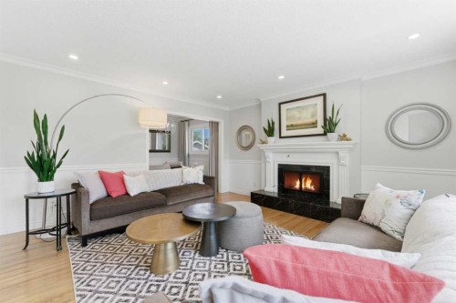 128 78 Avenue Se, Calgary, AB - Indoor Photo Showing Living Room With Fireplace