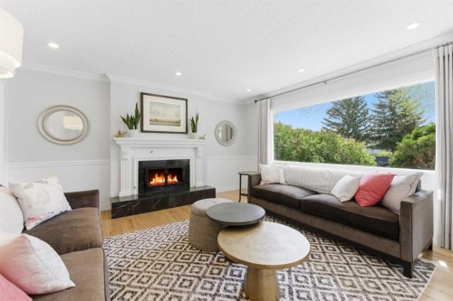 128 78 Avenue Se, Calgary, AB - Indoor Photo Showing Living Room With Fireplace