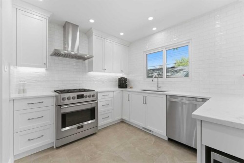 128 78 Avenue Se, Calgary, AB - Indoor Photo Showing Kitchen With Upgraded Kitchen