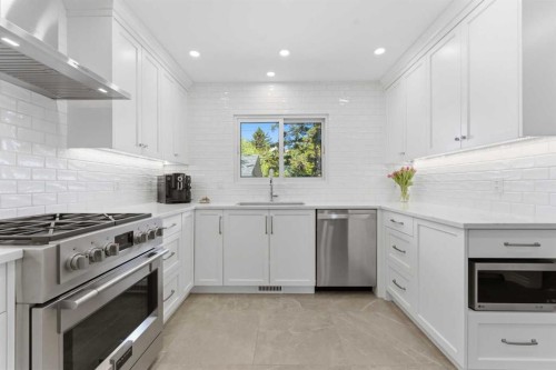 128 78 Avenue Se, Calgary, AB - Indoor Photo Showing Kitchen With Upgraded Kitchen