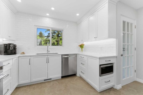 128 78 Avenue Se, Calgary, AB - Indoor Photo Showing Kitchen