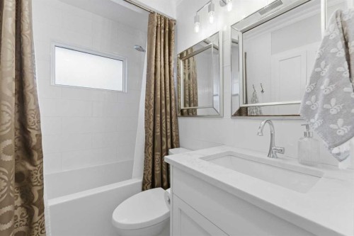 128 78 Avenue Se, Calgary, AB - Indoor Photo Showing Bathroom