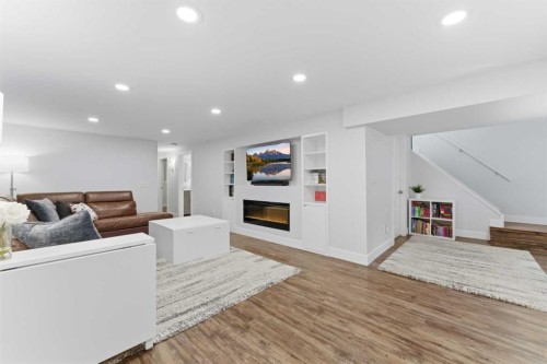 128 78 Avenue Se, Calgary, AB - Indoor Photo Showing Other Room