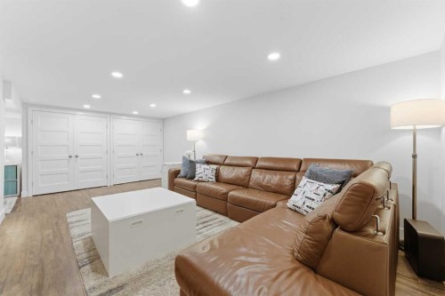 128 78 Avenue Se, Calgary, AB - Indoor Photo Showing Living Room