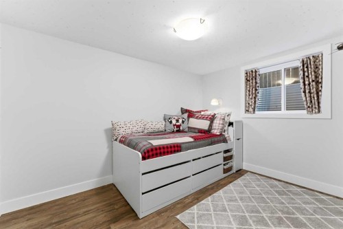 128 78 Avenue Se, Calgary, AB - Indoor Photo Showing Bedroom