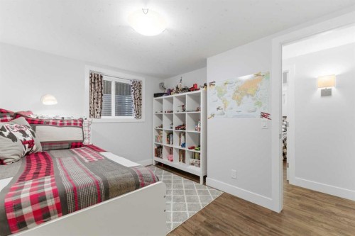 128 78 Avenue Se, Calgary, AB - Indoor Photo Showing Bedroom
