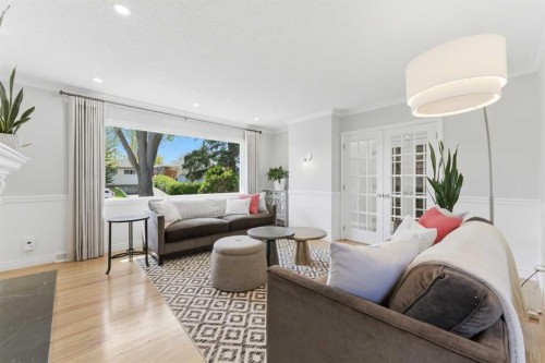128 78 Avenue Se, Calgary, AB - Indoor Photo Showing Living Room