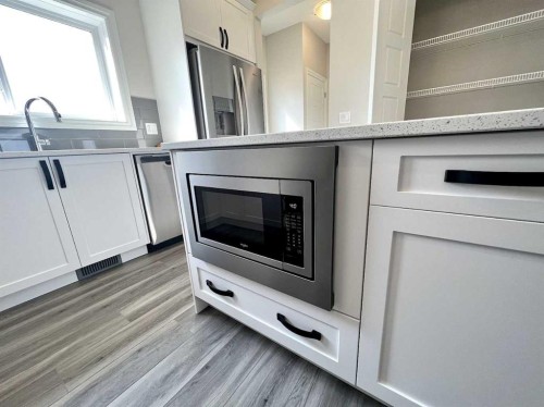 30 Emberside Link, Cochrane, AB - Indoor Photo Showing Kitchen