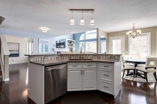 331 Sierra Madre Court Sw, Calgary, AB - Indoor Photo Showing Kitchen With Upgraded Kitchen
