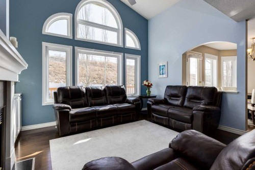 331 Sierra Madre Court Sw, Calgary, AB - Indoor Photo Showing Living Room