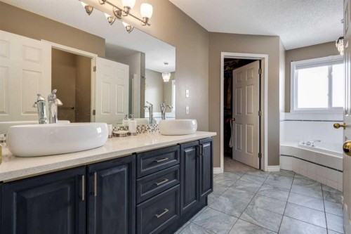 331 Sierra Madre Court Sw, Calgary, AB - Indoor Photo Showing Bathroom