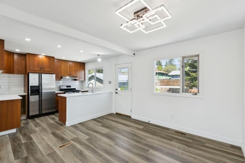 6928 Hunterbow Crescent Nw, Calgary, AB - Indoor Photo Showing Kitchen