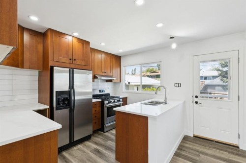 6928 Hunterbow Crescent Nw, Calgary, AB - Indoor Photo Showing Kitchen With Double Sink