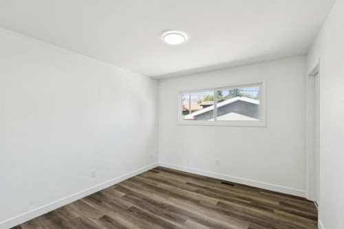 6928 Hunterbow Crescent Nw, Calgary, AB - Indoor Photo Showing Other Room