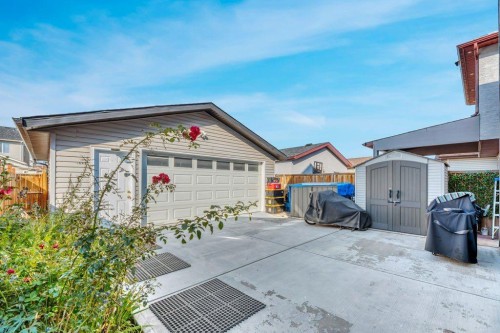 319 Saddlebrook Circle Ne, Calgary, AB - Outdoor With Exterior