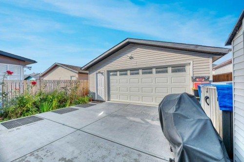 319 Saddlebrook Circle Ne, Calgary, AB - Outdoor With Exterior