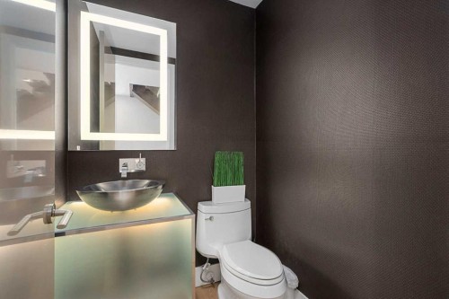 2620 14A Street Sw, Calgary, AB - Indoor Photo Showing Bathroom