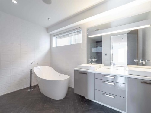 2620 14A Street Sw, Calgary, AB - Indoor Photo Showing Bathroom