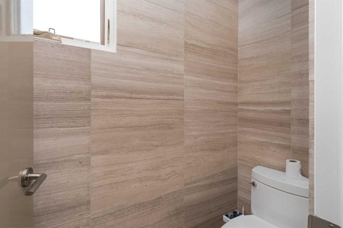 2620 14A Street Sw, Calgary, AB - Indoor Photo Showing Bathroom