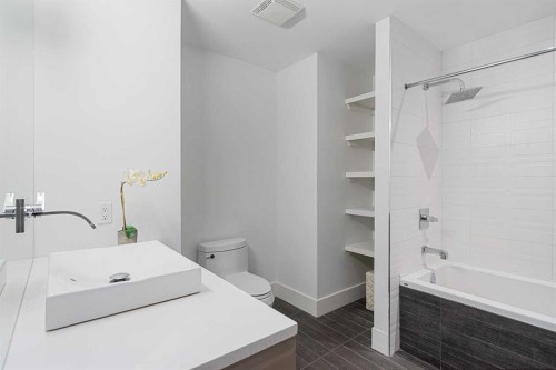 2620 14A Street Sw, Calgary, AB - Indoor Photo Showing Bathroom