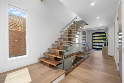 2620 14A Street Sw, Calgary, AB - Indoor Photo Showing Other Room