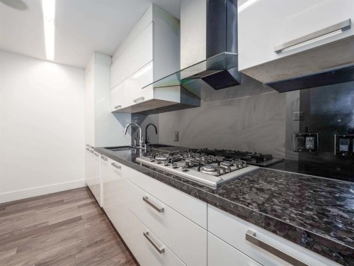 2620 14A Street Sw, Calgary, AB - Indoor Photo Showing Kitchen With Upgraded Kitchen