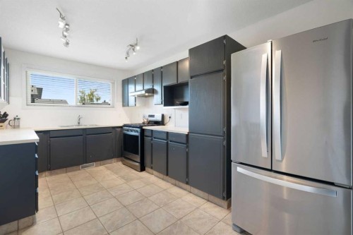 8 Hawkwood Place Nw, Calgary, AB - Indoor Photo Showing Kitchen