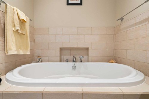 8 Hawkwood Place Nw, Calgary, AB - Indoor Photo Showing Bathroom