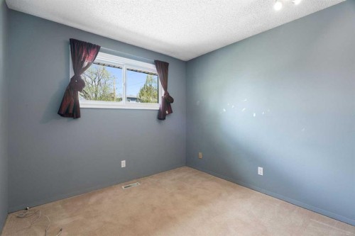 8 Hawkwood Place Nw, Calgary, AB - Indoor Photo Showing Other Room