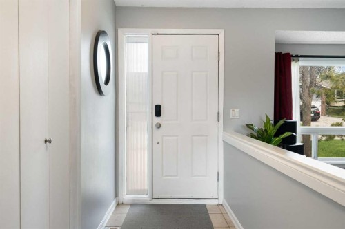 8 Hawkwood Place Nw, Calgary, AB - Indoor Photo Showing Other Room