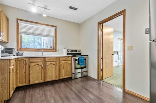 35 Candle Court Sw, Calgary, AB - Indoor Photo Showing Kitchen