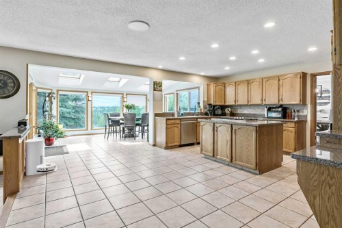 35 Candle Court Sw, Calgary, AB - Indoor Photo Showing Kitchen