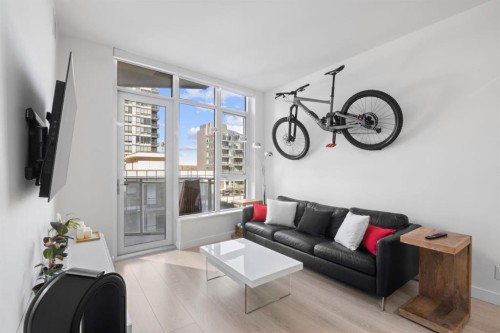 501-138 Waterfront Court Sw, Calgary, AB - Indoor Photo Showing Living Room