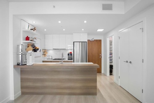 501-138 Waterfront Court Sw, Calgary, AB - Indoor Photo Showing Kitchen