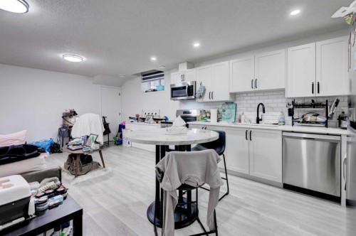 41 Copperhead Road Se, Calgary, AB - Indoor Photo Showing Kitchen
