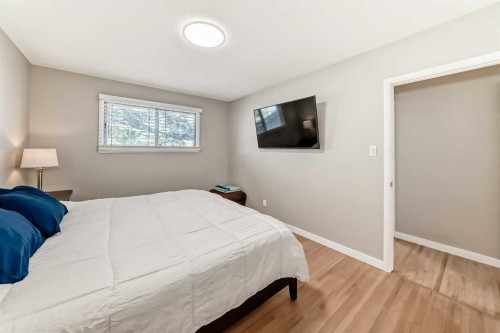 5007 Vallance Crescent Nw, Calgary, AB - Indoor Photo Showing Bedroom