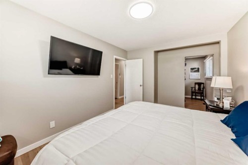 5007 Vallance Crescent Nw, Calgary, AB - Indoor Photo Showing Bedroom